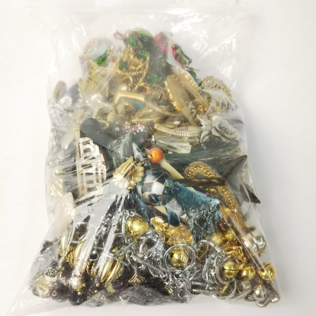 大量 総重量約2,850g ジャンク アクセサリーいろいろまとめて ネックレス/イヤリング/キーホルダー/ピアスなど 現状品