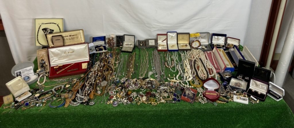 アクセサリー　大量　まとめ売り　ゴールドシルバーカラー　ネックレス　指輪　イヤリング　真珠　ブレスレット　ブローチ