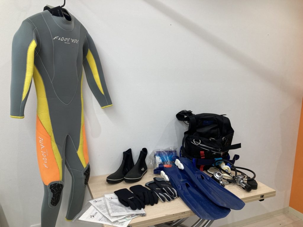 スキューバダイビングセット GULLバッグ ウェットスーツ シューズ フィン 他