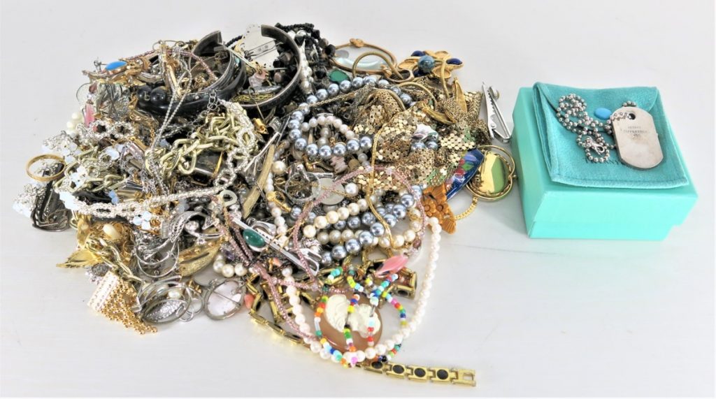 イミテーションアクセサリー ネックレス リング 指輪 ブレスレット ブローチ など 約1.5kg まとめ売り 山売り