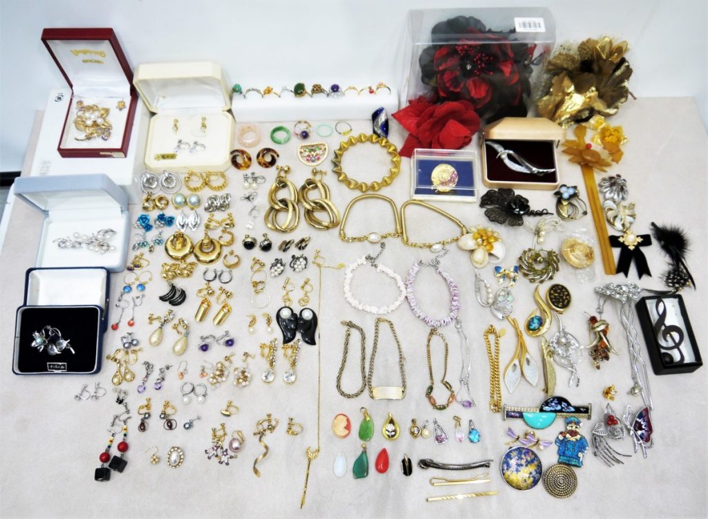 アクセサリー まとめ売り 約1.4kg 指輪 ブレスレッド イヤリング ブローチ 他 イミテーション