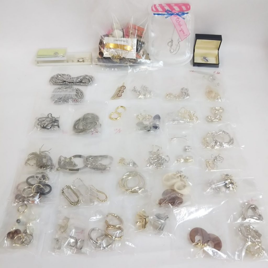 大量 総重量約1,700g ジャンク アクセサリーいろいろまとめて ネックレス/イヤリング/キーホルダー/ピアスなど 現状品