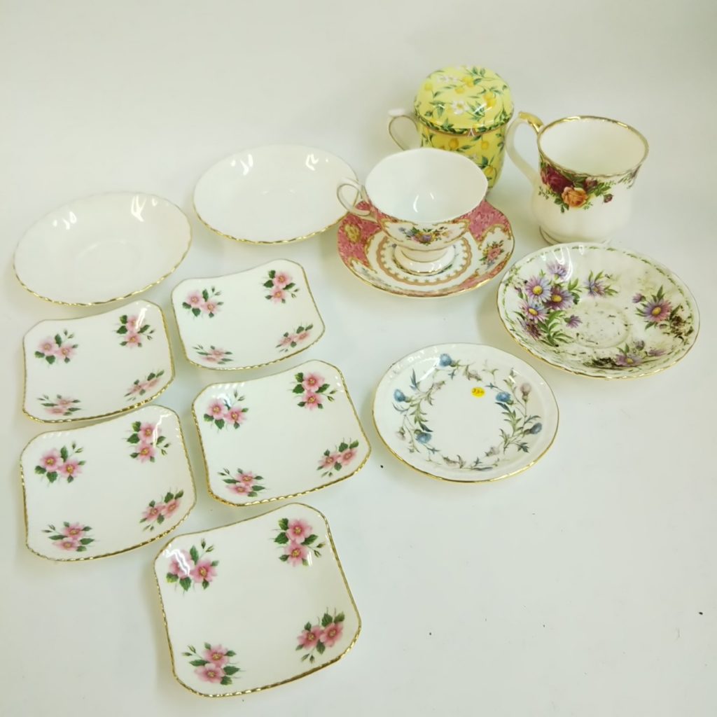 大量 ブランド食器いろいろまとめて ROYAL ALBERT/ROYAL DOULTONなど カップ&ソーサー/小皿など 洋食器 現状品
