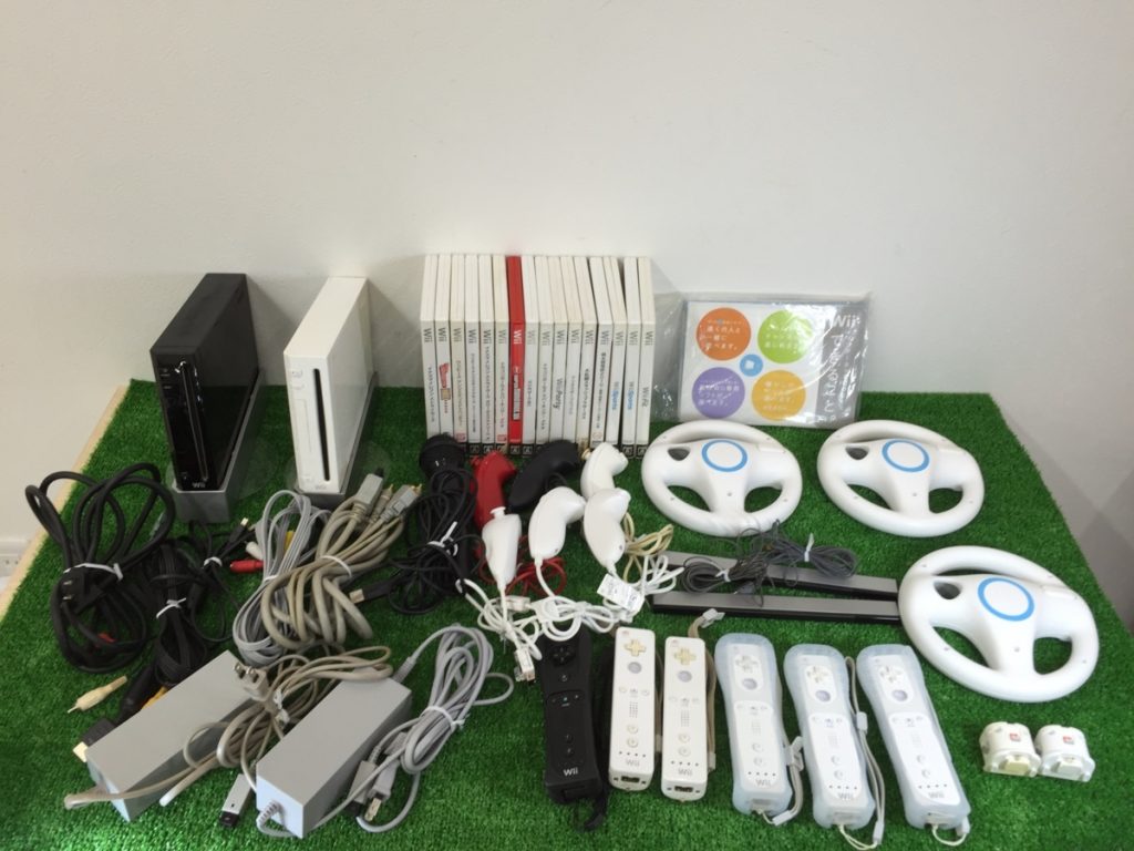 Wii 本体2個 コントローラー6個 ハンドル3個 ヌンチャク6個 ソフト17個 などまとめ