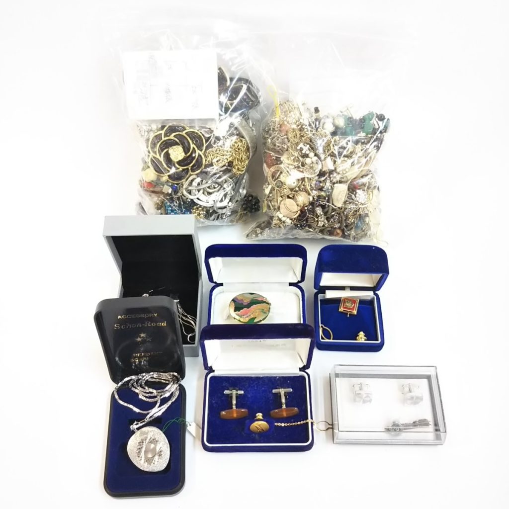 大量 総重量約2,300g ジャンク アクセサリーいろいろまとめて ネックレス/イヤリング/キーホルダー/ピアスなど 現状品