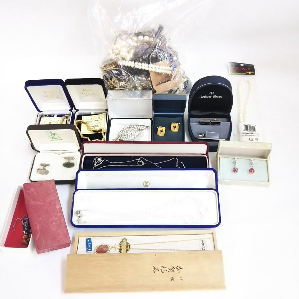 大量 総重量約2,550g ジャンク アクセサリーいろいろまとめて ネックレス/イヤリング/キーホルダー/ピアスなど 現状品