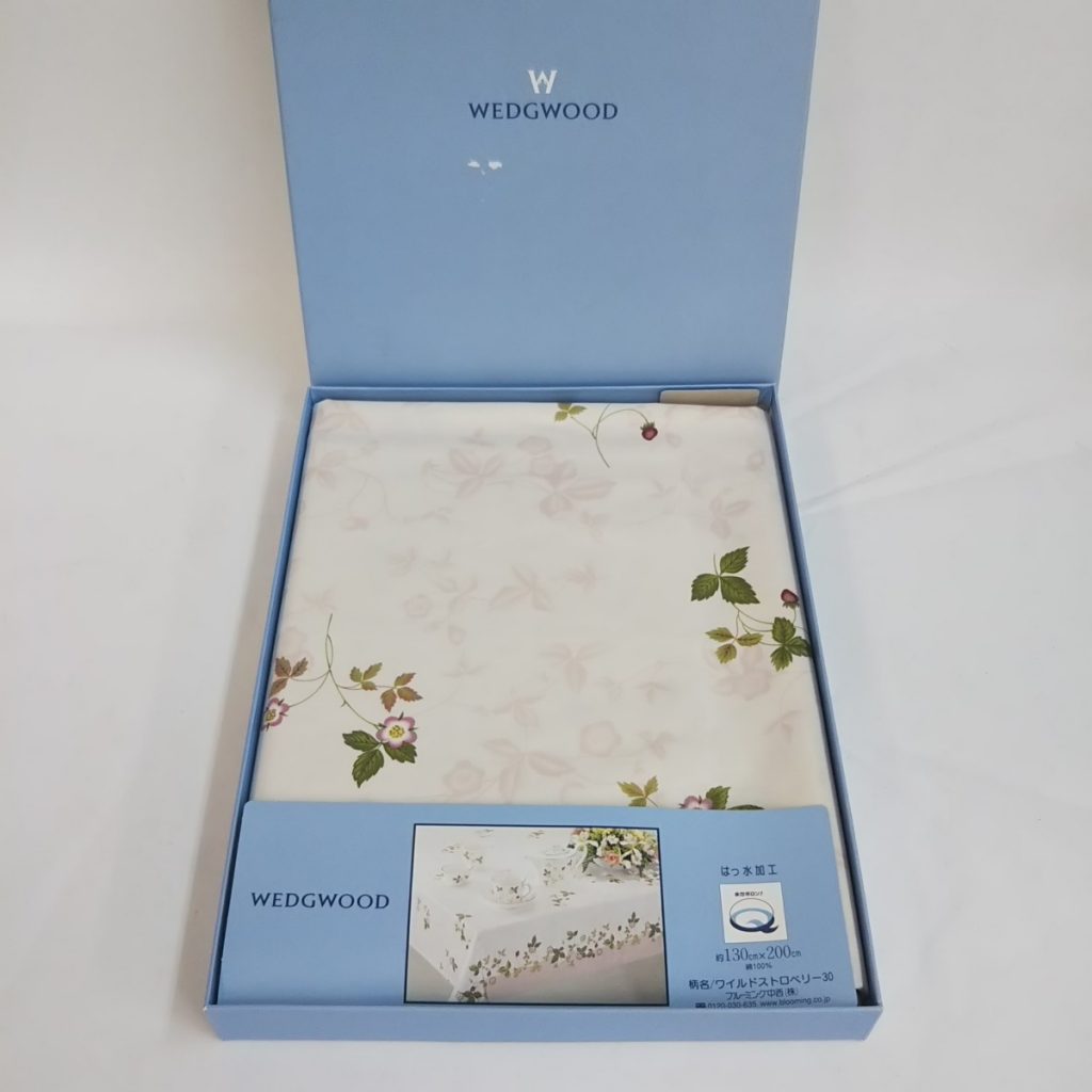 未使用 正規 WEDGWOOD ウェッジウッド テーブルクロス 130×200 ワイルドストロベリー 現状品