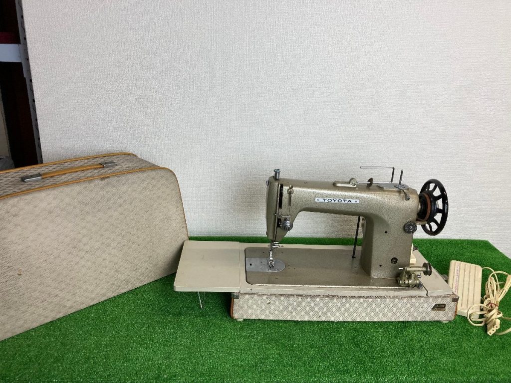 TOYOTA　昭和レトロ　ミシン　アンティークミシン　ミシンケース。フットペダル付き　簡易通電確認のみ