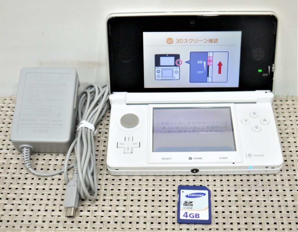 Nintendo 3DS ニンテンドー 任天堂 CTR-001 ホワイト タッチペン 4GB SDカード アダプター 動作確認済