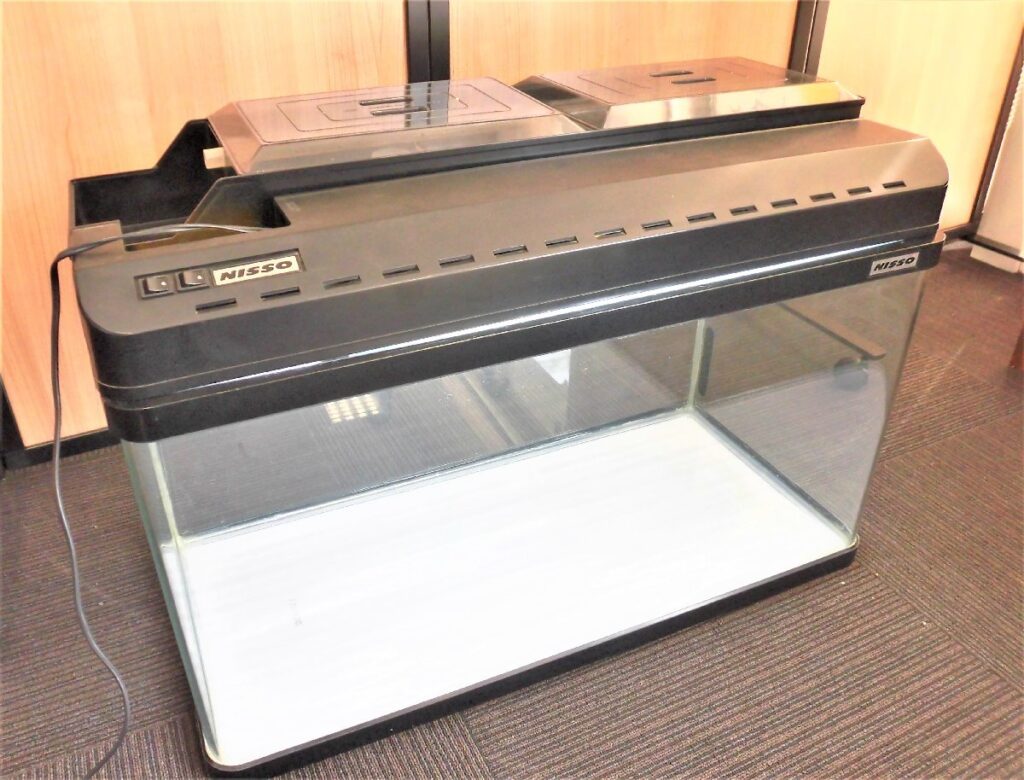 現状品 nisso ガラス水槽 幅750×奥350×高さ400 ライト付