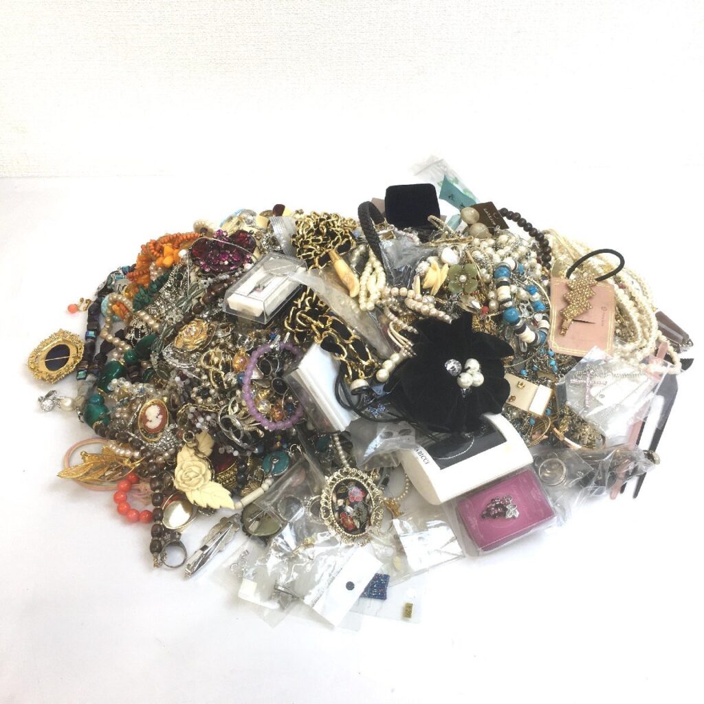 大量 ジャンク アクセサリー　まとめ ネックレス　イヤリング　キーホルダー　ピアスなど 現状品　約7.4㎏