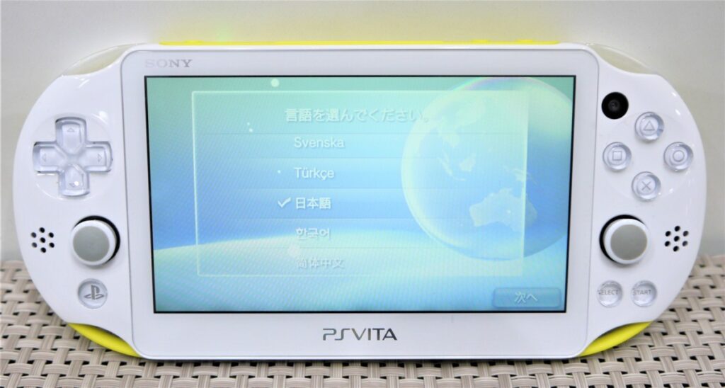 動作確認/初期化済 PlayStation VITA 本体 PCH-2000 Wi-Fiモデル ライムグリーン/ホワイト