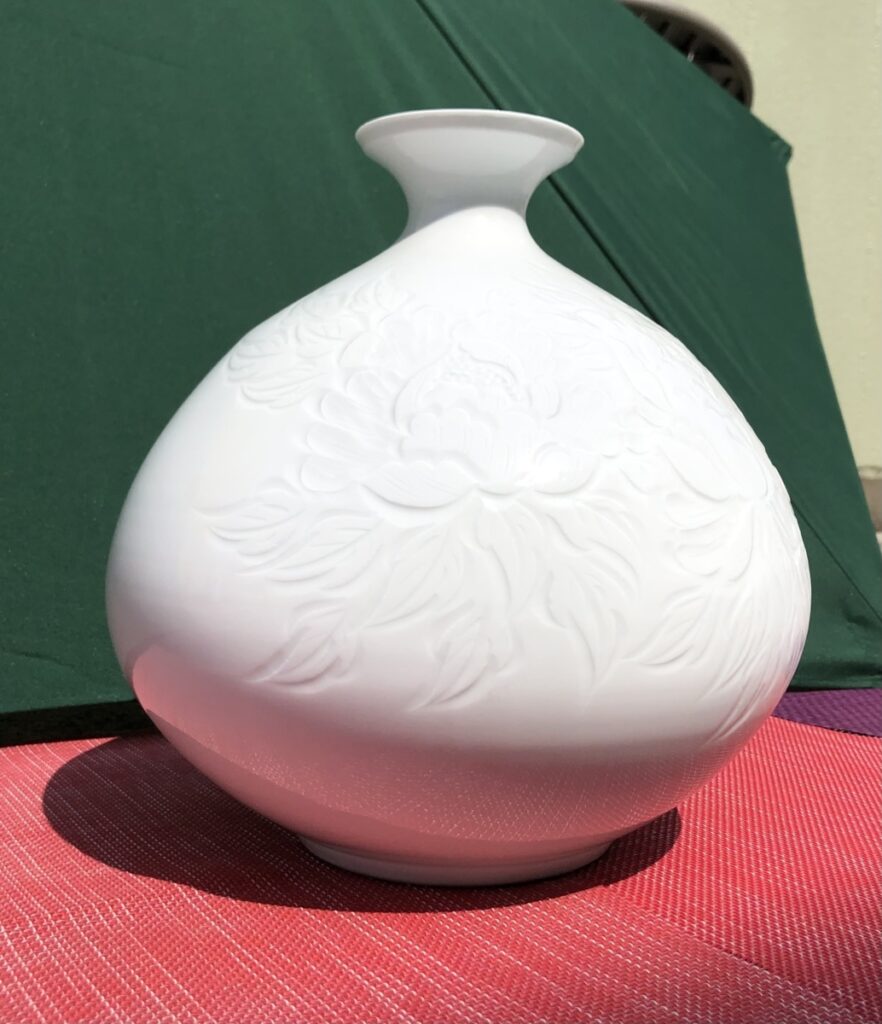 真作保証 磁器 白磁 中尾恭純 壺 花瓶 有田焼 中尾恭純作 中仙窯 牡丹彫り 人間国宝 花びん つぼ 陶芸 陶芸品