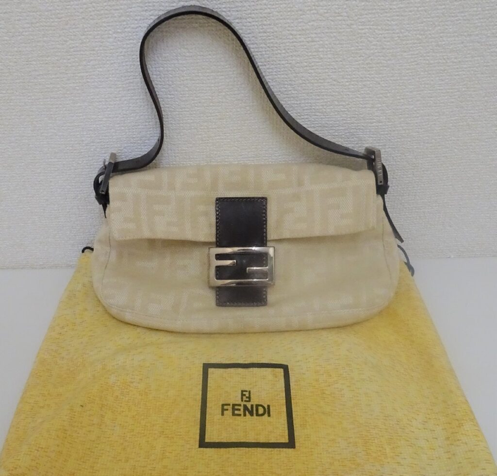フェンディ　FENDI キャンバス 2354 26424 008 マンマバケット オフホワイト　ベージュ ワンショルダーバッグ