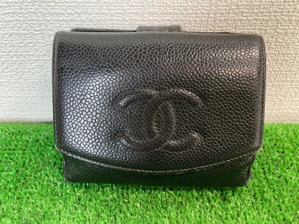 CHANEL　シャネル　ココマーク　キャビアスキン　三つ折り　二つ折り　財布　ウォレット　レディース　ブラック　ゴールド金具