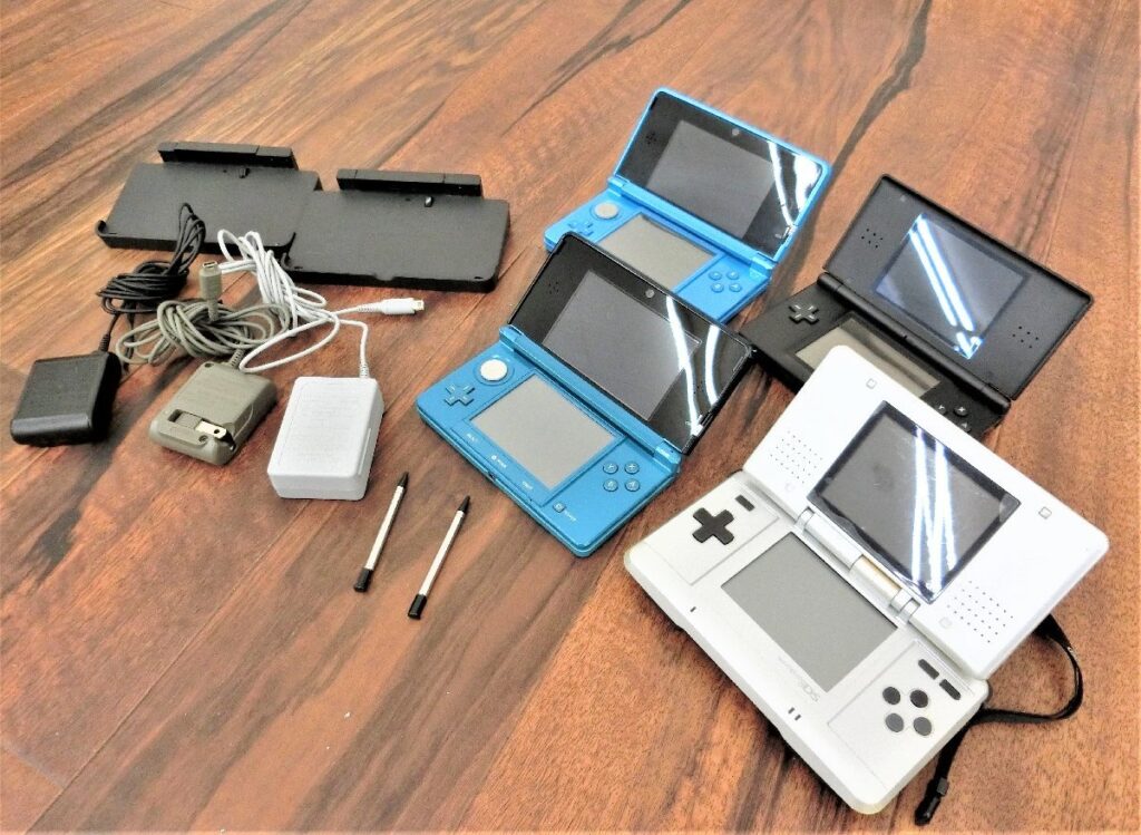 ニンテンドー3DS 2台 DS Lite １台 DS 1台 本体 通電確認済み