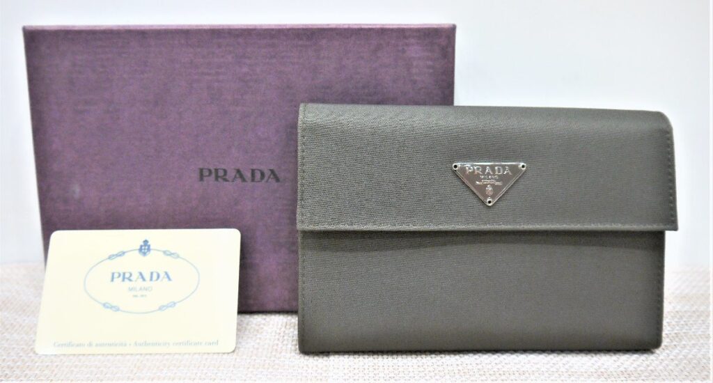 正規品 プラダ PRADA ナイロン レザー 三つ折り財布 TESSUTO FUMO カーキ M510 箱 カード付