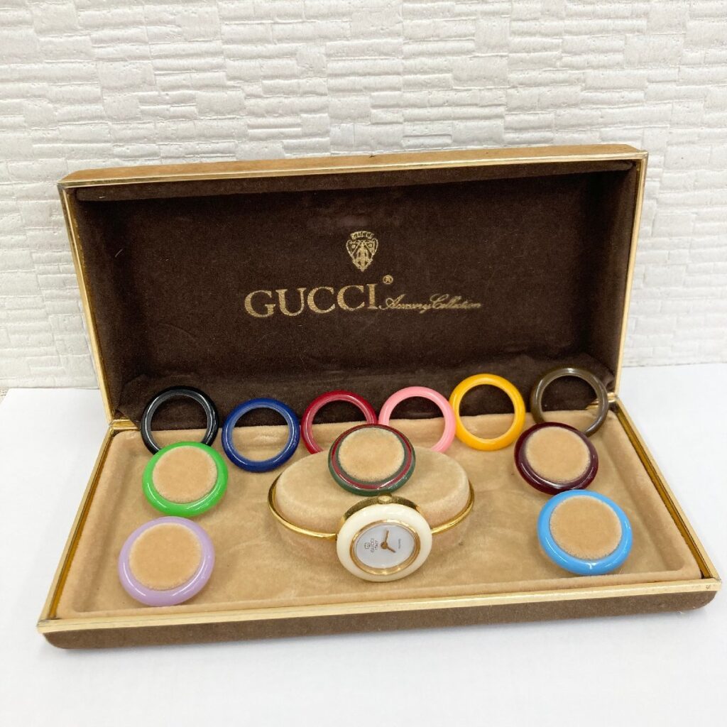 GUCCI グッチ チェンジベゼル バングルウォッチ 腕時計 クォーツ レディース 白文字盤 ゴールドカラー
