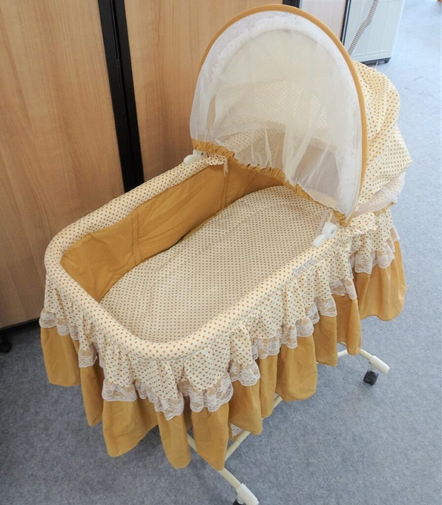 CoolKids ベビーベッド ゆりかご 高低調節　蚊帳付　添い寝ベッド