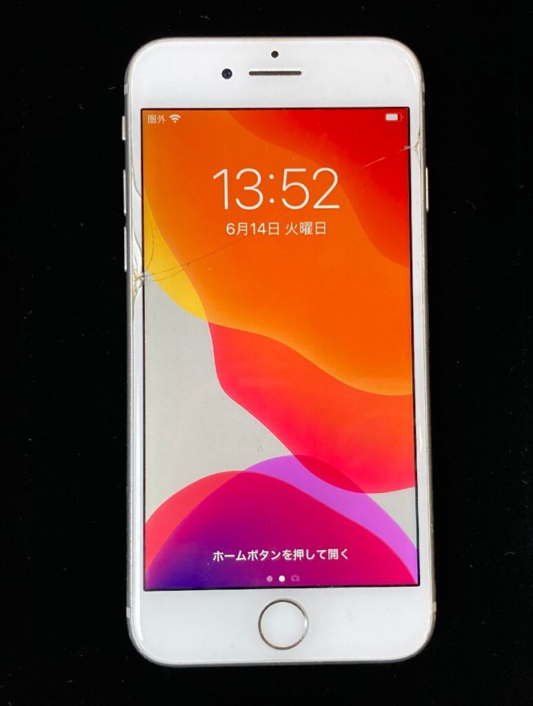 iPhone 8　 64GB 　色ホワイト　キャリアau 　ネットワーク判定〇　モデル番号 MQ792J/A1906　初期化済み