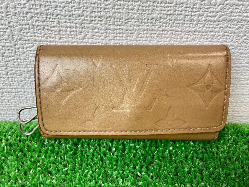 LOUIS VUITTON　ルイヴィトン　モノグラム　ヴェルニ　キーケース　4連キーケース　ベージュ系　汚れ有