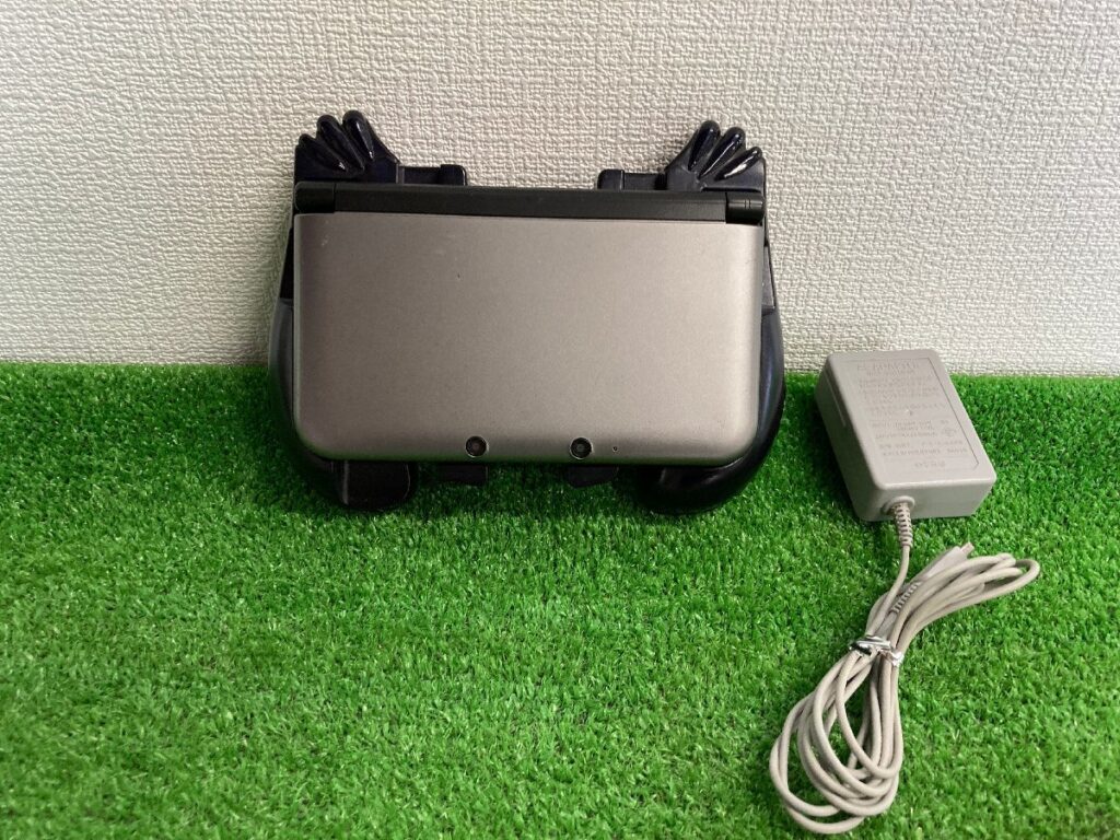 初期化済み　ニンテンドー3DS LL　シルバー×ブラック　ハンティングギア　モンスターハンター　任天堂　Nintendo　箱なし