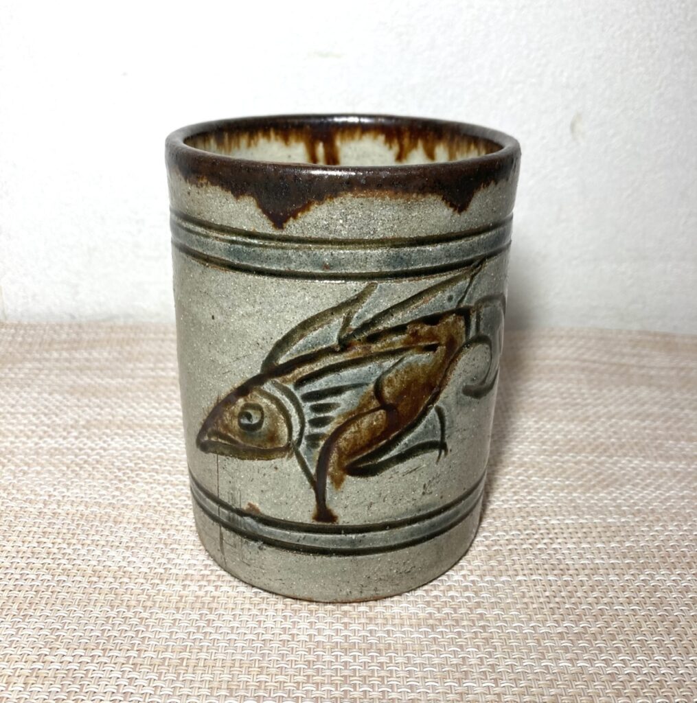人間国宝 陶器 陶コップ 金城次郎 金城次郎作 壷屋焼き 壷屋焼 壷屋焼紋 民芸 沖縄民芸 魚紋 湯呑 湯飲み 真作保証
