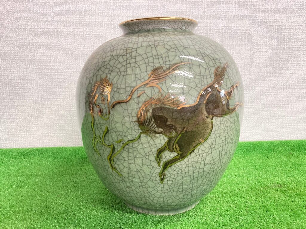 相馬焼　壺　花瓶　跳馬　双馬　焼き物　置物　金縁飾り　高さ約25ｃｍ