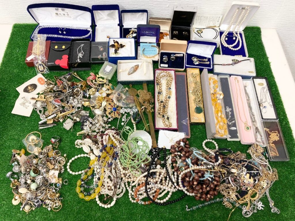 大量アクセサリーまとめ売り 4.6Kg ネックレス 指輪 ブローチ ネクタイピン カフス ピアス イヤリング パール等