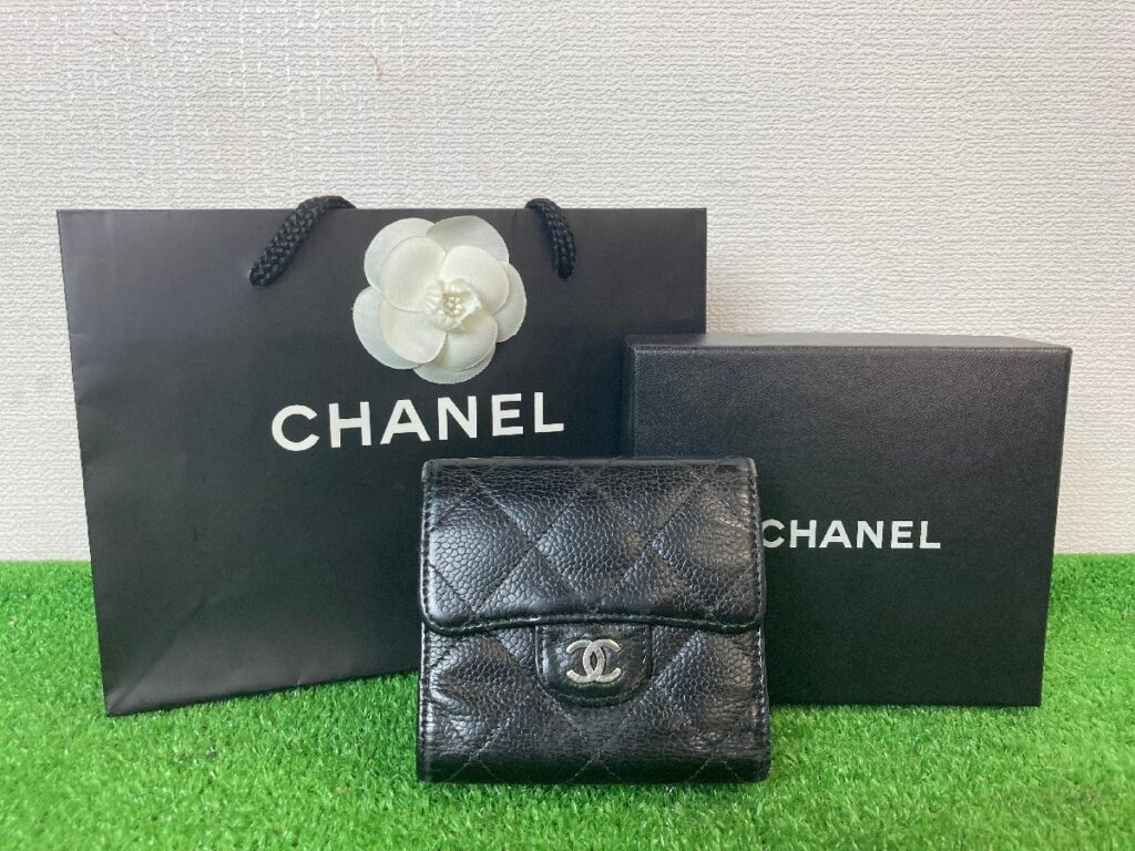 CHANEL　シャネル　ココマーク　キャビアスキン　三つ折り財布　ウォレット　レディース　ブラック　ゴールド金具　コンパクト