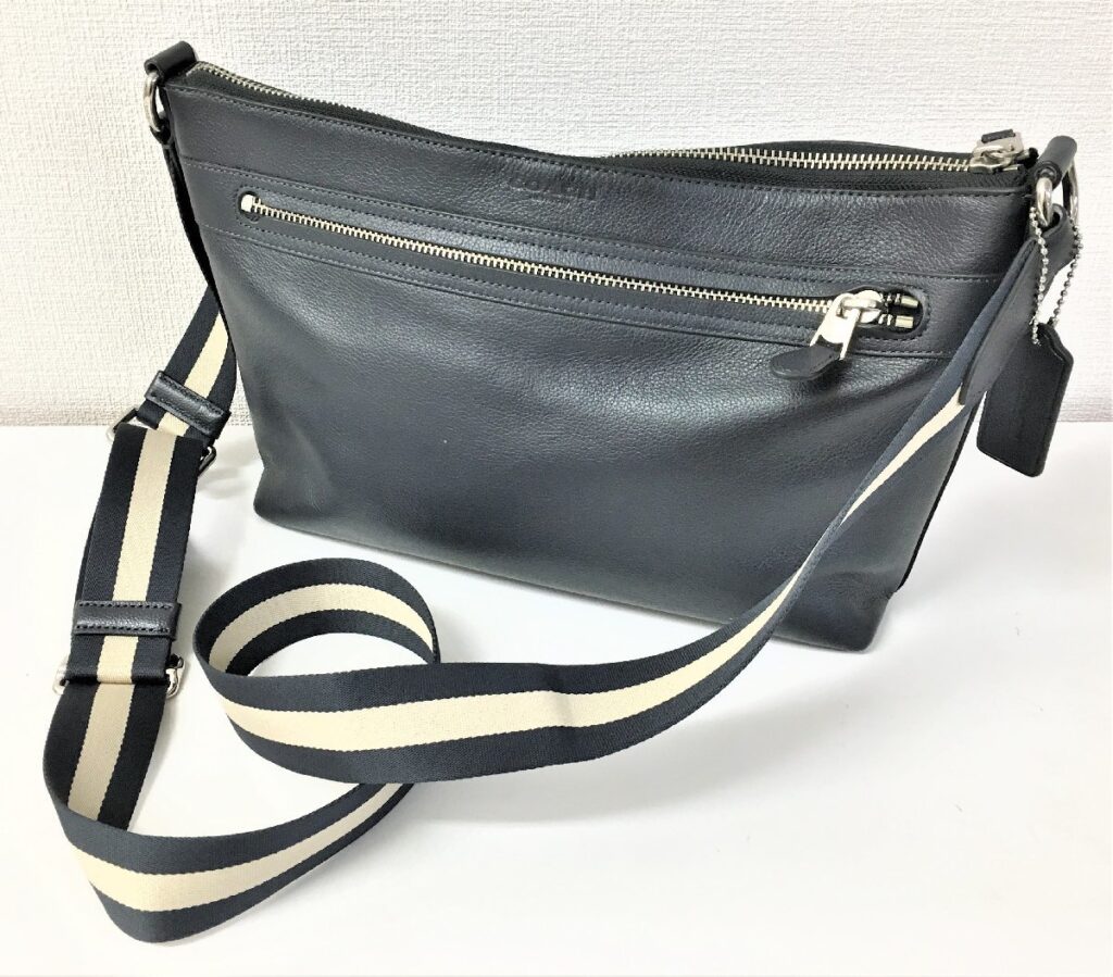 COACH コーチ レザーショルダーバッグ メンズ 斜め掛け ネイビーブラック