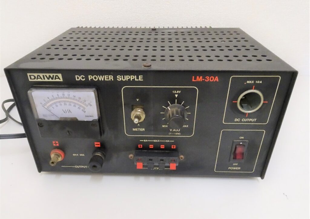 DAIWA DC POWER SUPPLE LM-30A 直流定電圧安定化電源　部品欠品あり