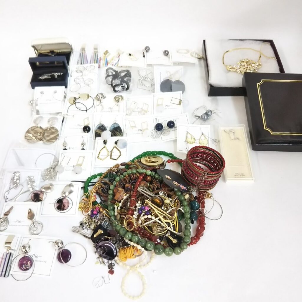 大量 総重量約1,600g ジャンク アクセサリーいろいろまとめて ネックレス/イヤリング/キーホルダー/ピアスなど 現状品