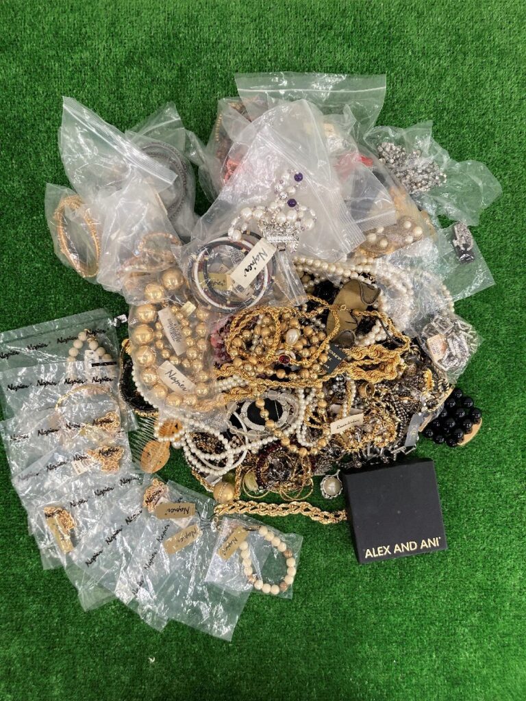 大量アクセサリーまとめ売り 約4.0Kg napier ネイピア製多数 ネックレス 指輪 ブローチ イヤリング パール等