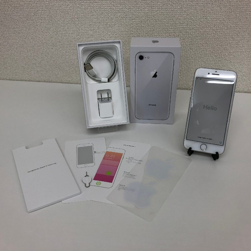 Apple iPhone 8 A1906 MQ7A2J/A 64GB シルバー　通電・動作確認済み SIMロックあり IMEI利用制限〇 充電器付き