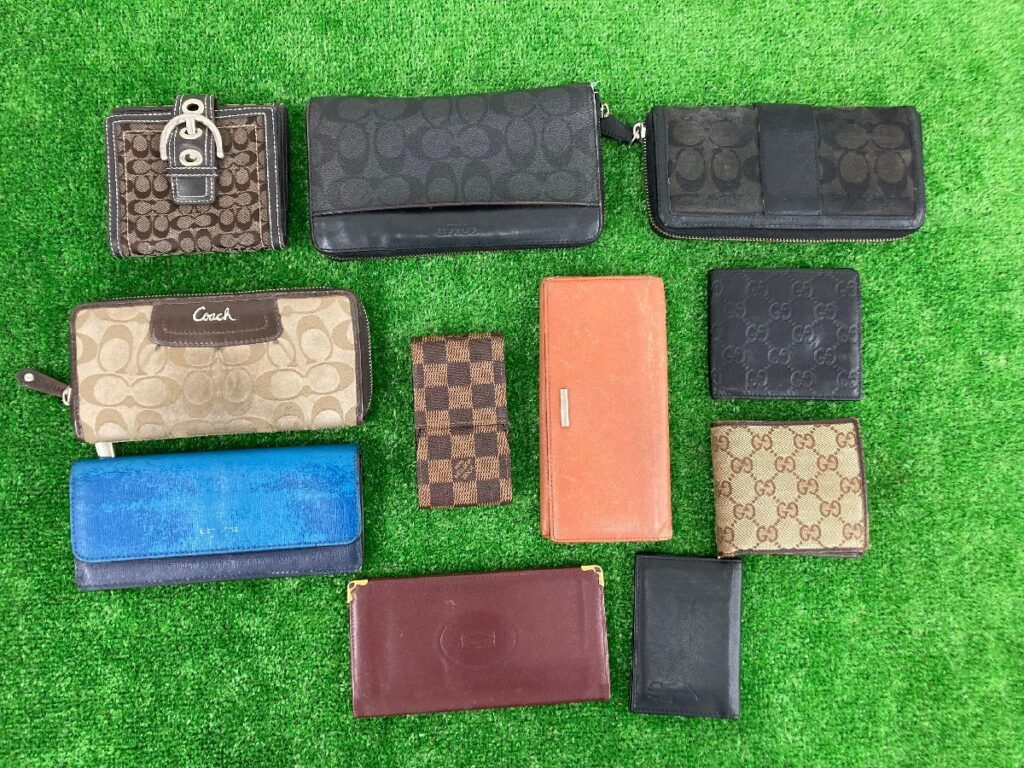 ブランド財布まとめ売り 財布類11点 グッチ カルティエ コーチ バーバリー ヴィトン ポロ