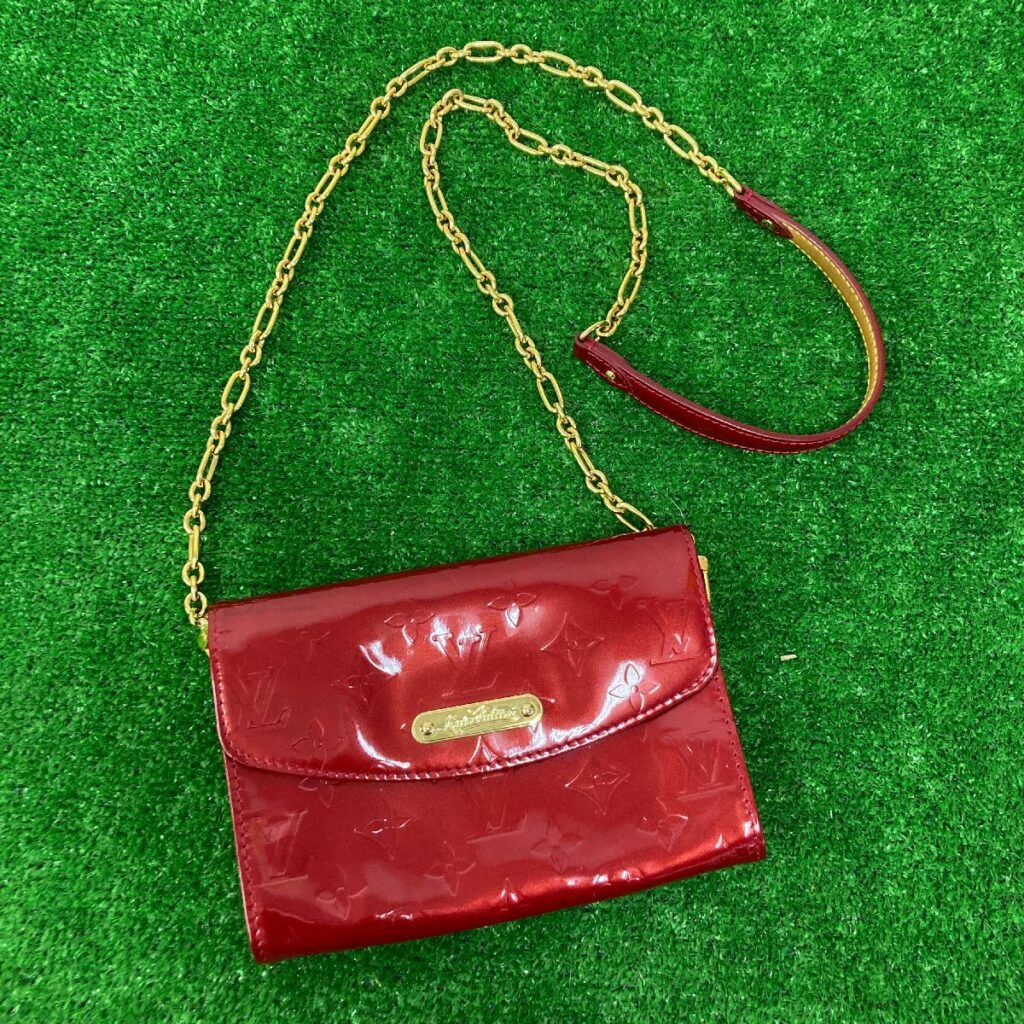 LOUIS VUITTON ルイヴィトン モノグラム ヴェルニ チェーン ショルダー バッグ クラッチ レッド