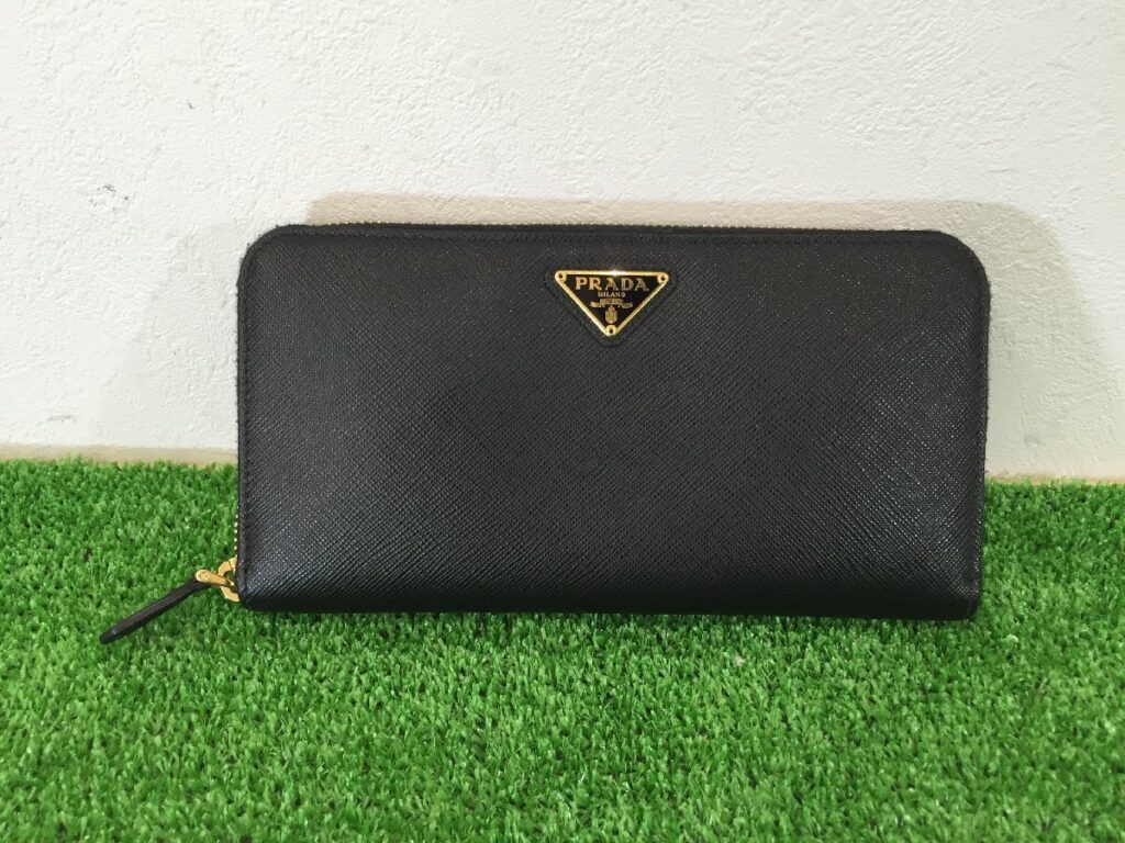 PRADA プラダ 長財布 ラウンドファスナー 三角プレート