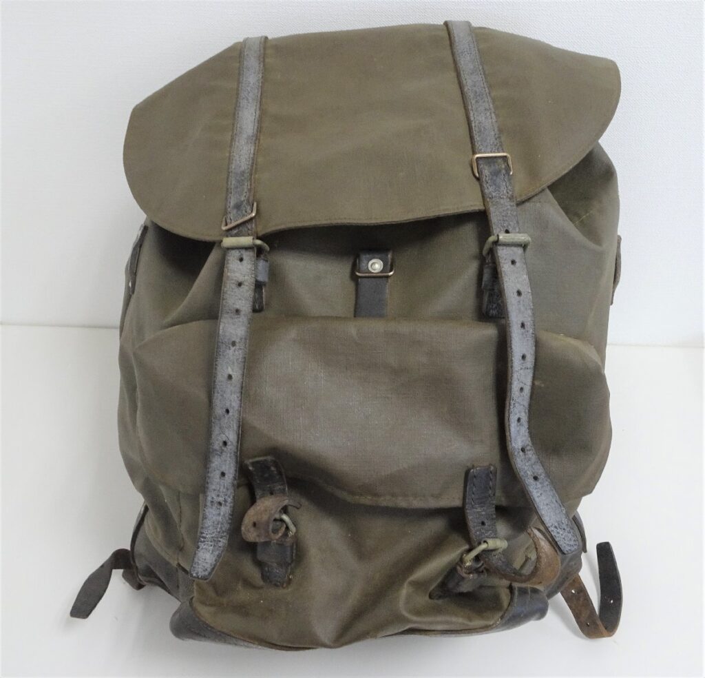 USED スイス軍 リュック バックパック 軍放出品 ミリタリー 防水 レザー ヴィンテージ