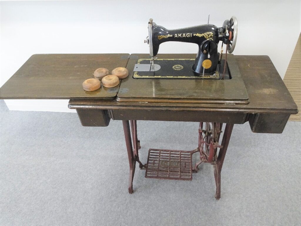 AKAGI 足踏みミシン アンティーク 昭和レトロ 鉄脚 　The Akagi Sewing Machine M.F.G.Co