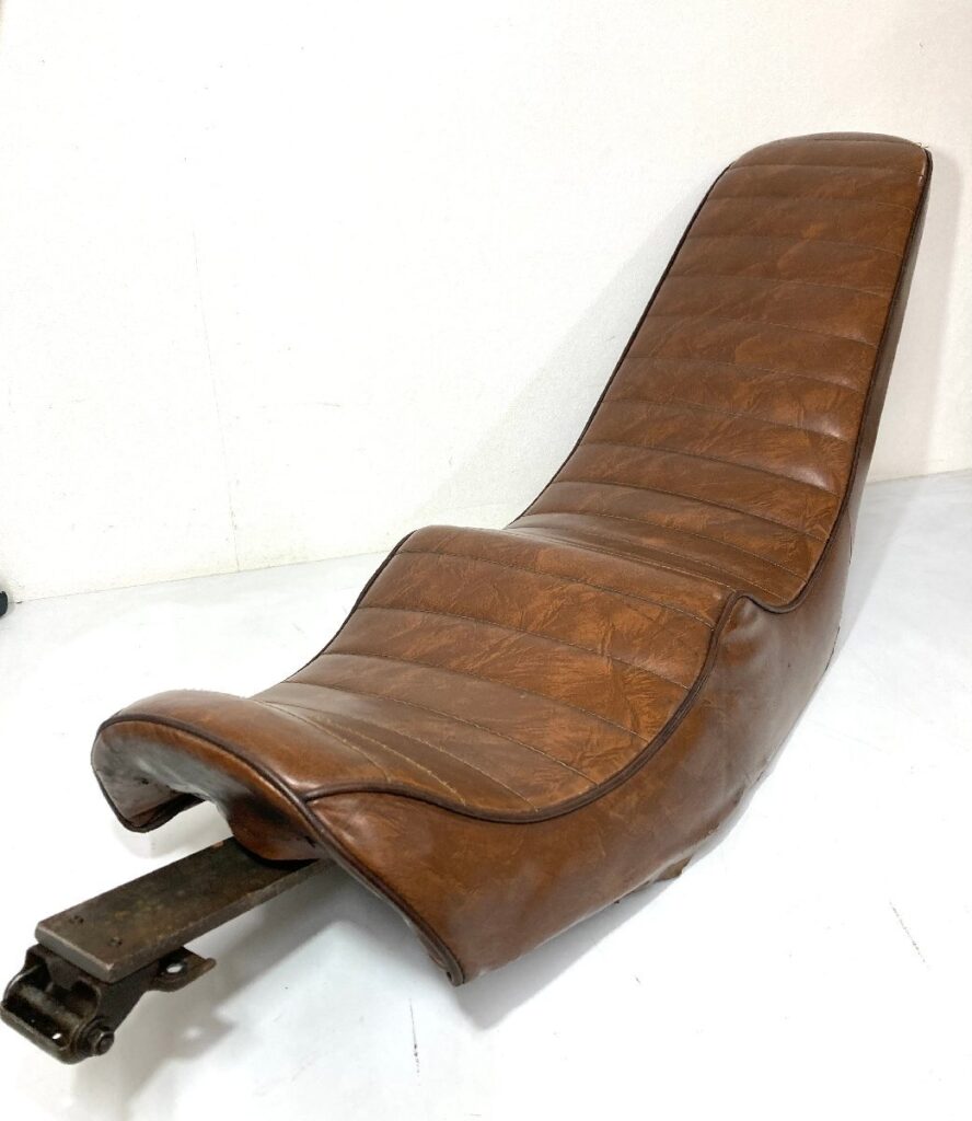 詳細不明 バイクシート カスタムシート シート バナナシート タックロール 三段シート ブラウン 茶 レザー 旧車
