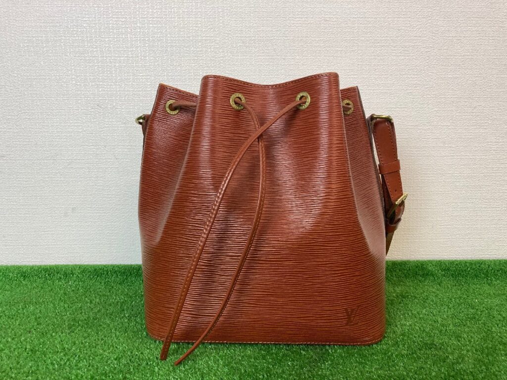 LOUIS VUITTON　ルイヴィトン　エピ　ノエ　ショルダーバッグ　巾着　肩掛け　ブラウン系　レディース　ゴールド金具　バケツ型