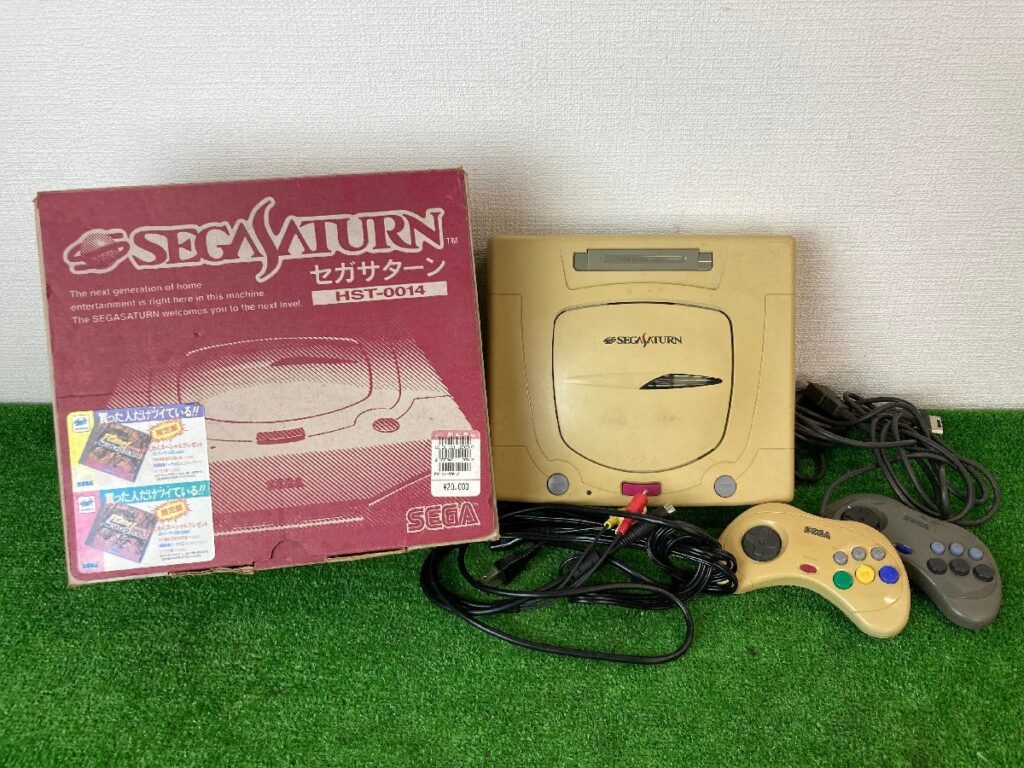 簡易通電確認済み　SEGA SATURN　セガサターン　HST-0014　本体　箱付き　コントローラー2個付き　日焼け有