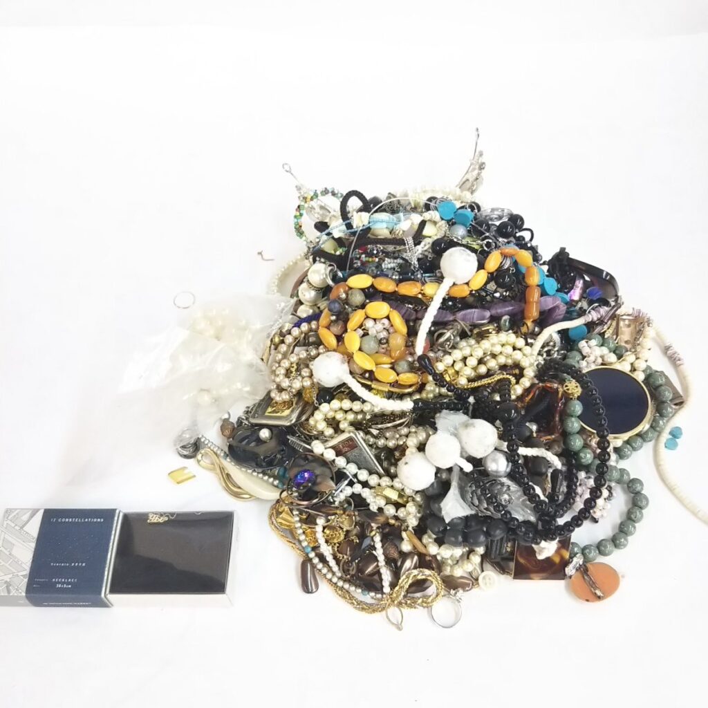 大量 総重量約2,630g ジャンク アクセサリーいろいろまとめて ネックレス/イヤリング/キーホルダー/ピアスなど 現状品