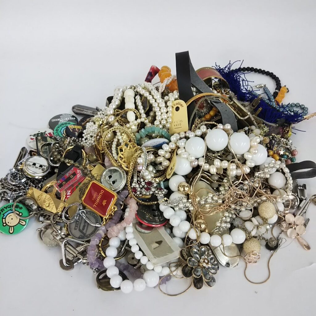 大量 総重量約2,990g ジャンク アクセサリーいろいろまとめて ネックレス/イヤリング/キーホルダー/ピアスなど 現状品