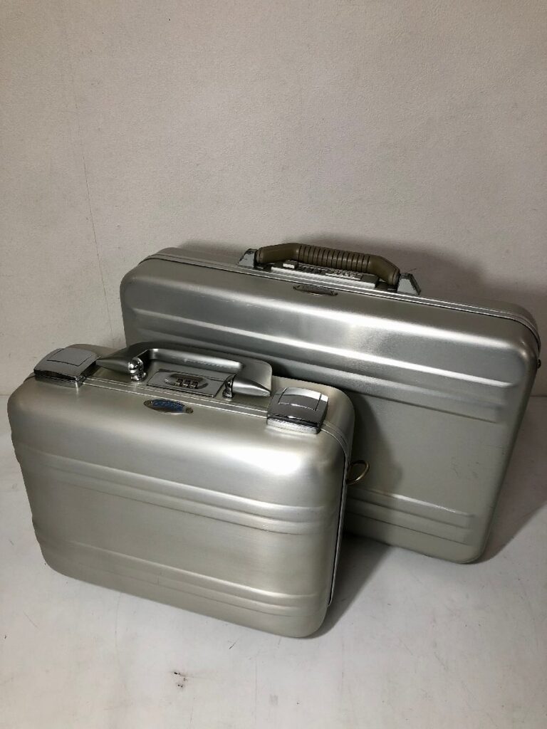 ZEROHALLIBURTON アタッシュケース ゼロハリバートン ショルダーストラップ付き シルバー ダイヤルロック スーツケース