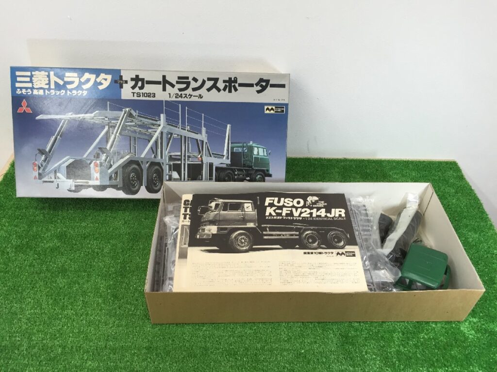 ミツワモデル 1/24スケール 三菱トラクタ+カートランスポーター