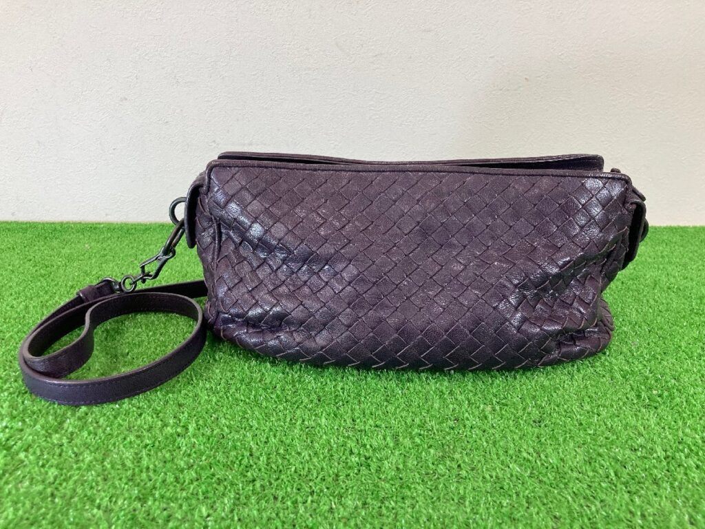 BOTTEGA VENETA イントレチャート カーフ レザー ショルダー バッグ