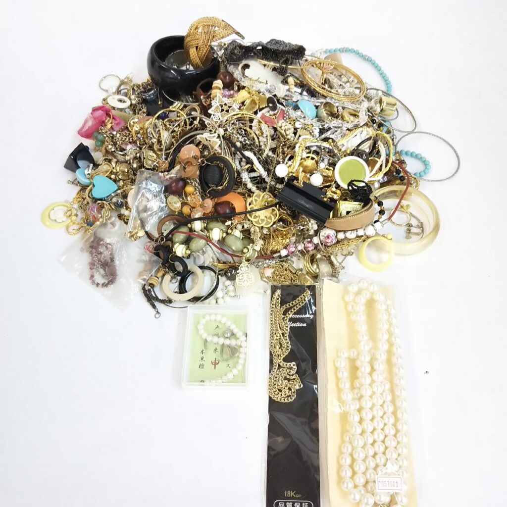 大量 総重量約3,500g ジャンク アクセサリーいろいろまとめて ネックレス/イヤリング/キーホルダー/ピアスなど 現状品