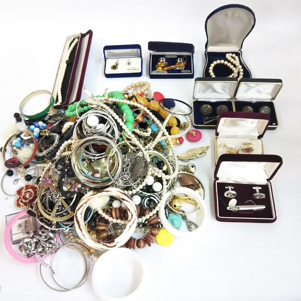 大量 総重量約3,990g ジャンク アクセサリーいろいろまとめて ネックレス/イヤリング/キーホルダー/ピアスなど 現状品